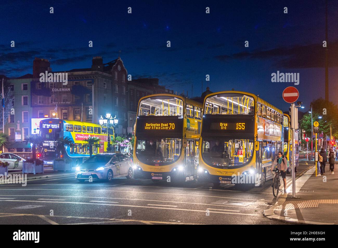 Dublin Busse auf der O'Connell Street Bridge bei Nacht in Dublin, Irland. Stockfoto