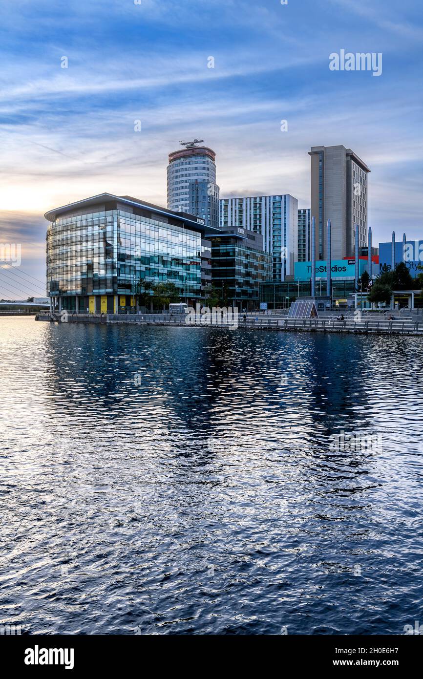 Frühe Abendaufnahmen von MediaCityUK - Heimat der BBC und ITV Studios. Erbaut in Salford Quays am Manchester Ship Canal. Stockfoto