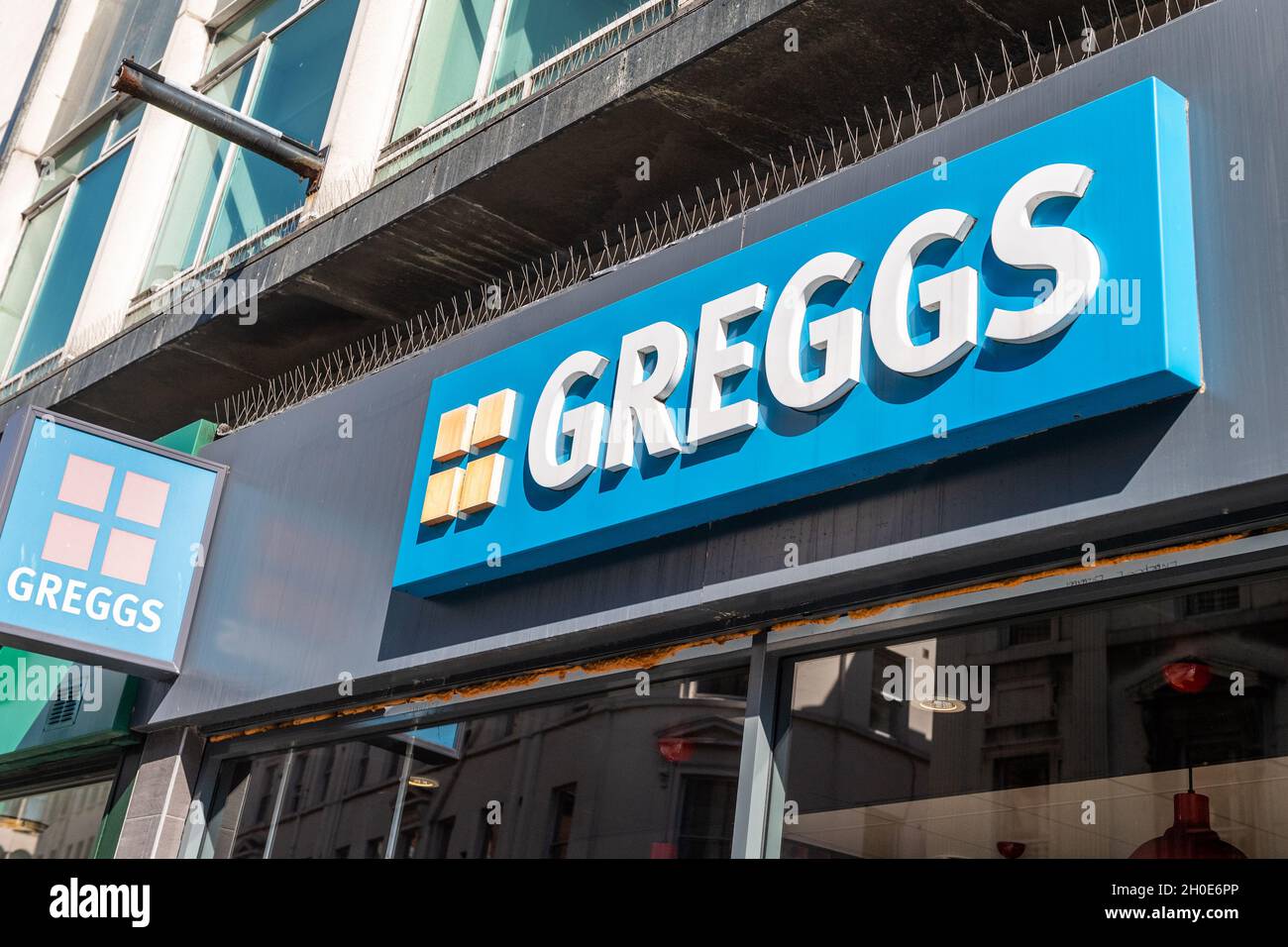 Greggs Bäckerei Schild und Logo. Stockfoto