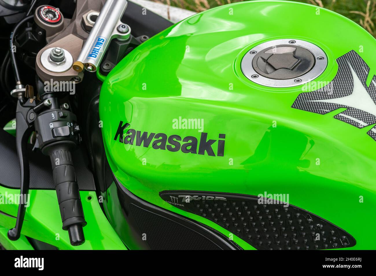 Grüner Kawasaki ZX-10R Motorradtank und Lenker. Stockfoto