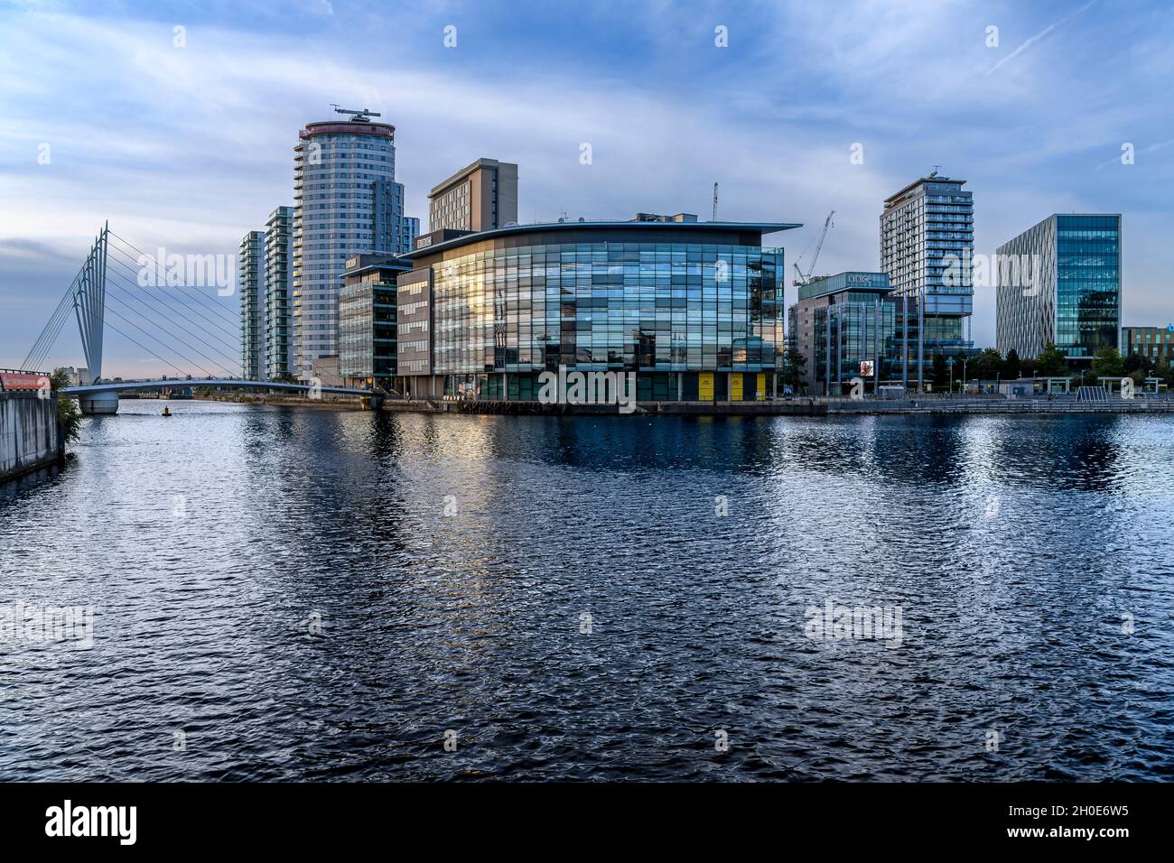 Frühe Abendaufnahmen von MediaCityUK - Heimat der BBC und ITV Studios. Erbaut in Salford Quays am Manchester Ship Canal. Stockfoto