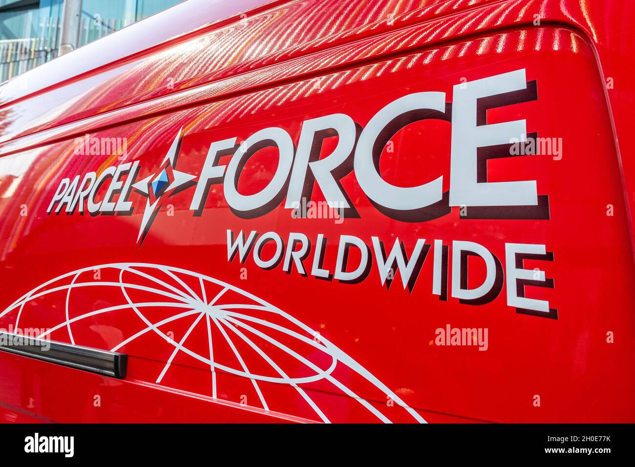Parcel Force Worldwide Logo auf der Seite eines Lieferwagens. Stockfoto