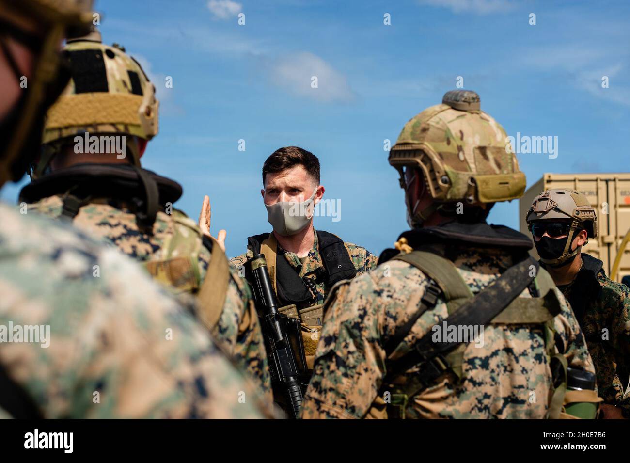 SANTA RITA, Guam (Feb 8, 2021) Kapitän Ian Mendoza, gebürtiger Mount Airy, Maryland, Zugkommandant der 1st Force Reconnaissance Company, III Marine Expeditionary Force, führt einen Sicherheitsbrief zur Vorbereitung auf eine Übung an Bord des U-Bootes USS Ohio (SSGN 726) der Ohio-Klasse mit Lenkraketen durch. Die Übung ist Teil der laufenden Bemühungen von III MEF und der 7. US-Flotte, den regionalen Kommandeuren flexible, vorausschauende und schnelle Reaktionsmöglichkeiten zu bieten. Stockfoto