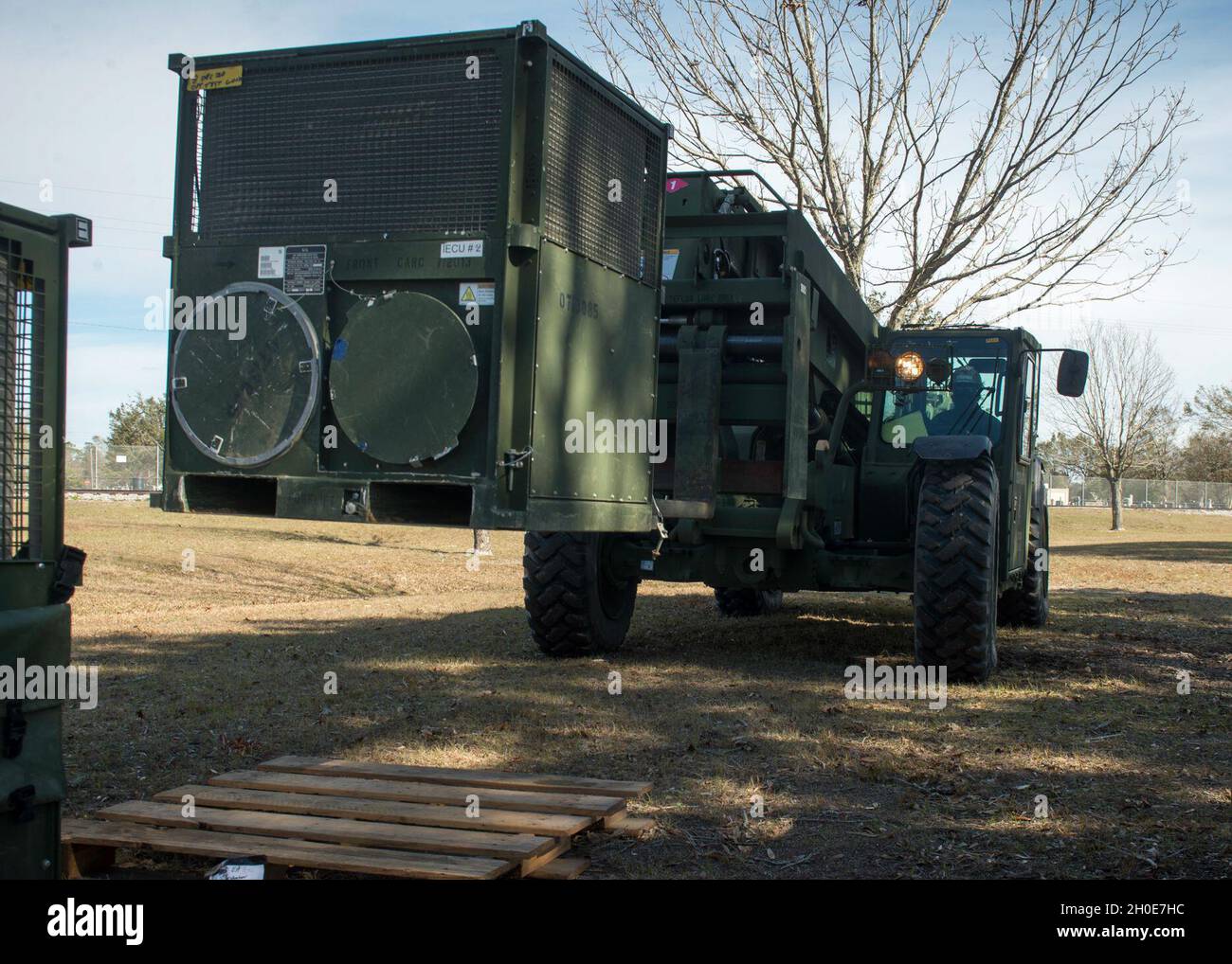 GULFPORT, Mississippi (Feb 8, 2021) – Seebeer, die dem mobilen Baubataillon 1 der Marine (NMCB) zugewiesen sind, bauen ein Zeltlager für die Impfstoffverwaltung COVID-19 im Marinebataillon-Zentrum Gulfport, Mississippi, 8. Februar 2021. Die geplante Fähigkeit des Lagers besteht darin, 250 COVID-19-Impfstoffe pro Tag bereitzustellen. NMCB 1 führt einen rigorosen Trainingsplan für den Heimsport durch, um Baumaßnahmen, humanitäre Hilfe und Sicherheitsoperationen durchzuführen. Stockfoto