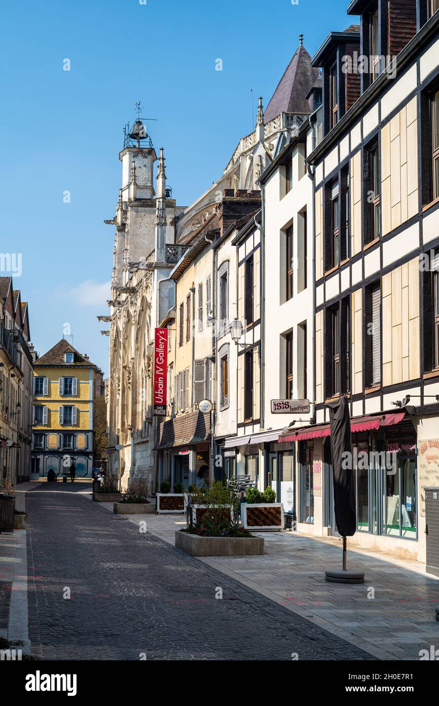 Troyes (Nordostfrankreich): Rue Urbain IV im Stadtzentrum. Im Hintergrund die Kirche Saint Jean du Marche Stockfoto
