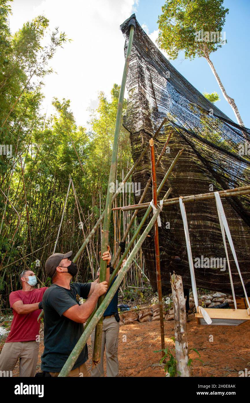 US-Dienstmitglieder mit der Defence POW/MIA Accounting Agency (DPAA) bauen während einer Bergung in der Provinz Ratanakiri, Kambodscha, am 8. Februar 2021, Schmutzabschirmstationen. Die Mission der DDPAA ist es, die bestmögliche Rechenschaft für vermisste und nicht berücksichtigte US-Mitarbeiter ihrer Familien und unseres Landes zu erlangen Stockfoto