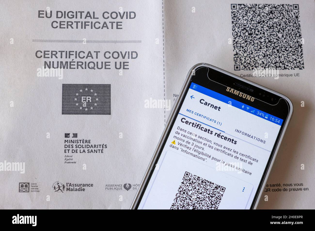 Digitales EU-COVID-Zertifikat, Nachweis der Impfung. Gesundheitsausweis: Impfpass mit einem QR-Code, der nach der zweiten Injektion für zwei Dosen ausgestellt wurde Stockfoto
