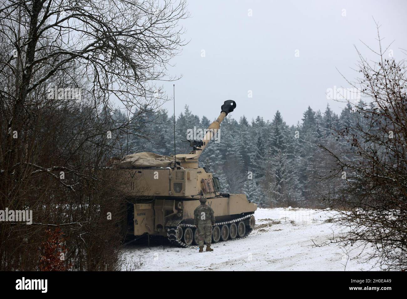 US-Soldaten, die dem 82. Field Artillery Regiment zugewiesen wurden, führen Artilleriestreiks während der kombinierten Resolve XV im Trainingsgebiet Grafenwoehr, Deutschland, 9. Februar 2021 durch. Combined Resolve XV ist eine vom Hauptquartier der Armee geleitete multinationale Übung, die zum Aufbau des Kampfteams der 1. Panzerbrigade, der Bereitschaft der 1. Kavallerie-Division und zur Verbesserung der Interoperabilität mit verbündeten Kräften entwickelt wurde, um gegen jeden Gegner zu kämpfen und zu gewinnen. Stockfoto