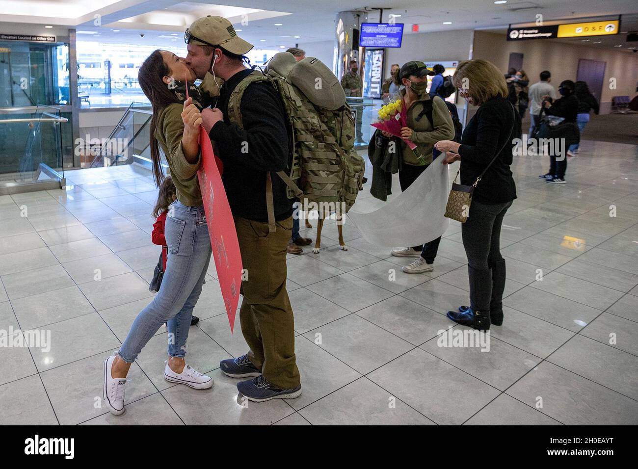 Mitglieder der 58. Expeditionary Military Intelligence Brigade der Maryland Army National Guard mit Sitz in Towson, Maryland, und des 629. Military Intelligence Bataillons mit Sitz in Laurel, Maryland, treffen sich am 9. Februar 2021 mit ihren Familien auf dem internationalen Flughafen Thurgood Marshall in Baltimore/Washington. Die Einheiten stellten während ihres Einsatzes in Afghanistan Geheimdienste zur Verfügung. Sie waren die erste militärische Geheimdienstbrigade der Nationalgarde, die zur Unterstützung von Kampfhandlungen eingesetzt wurde. Stockfoto
