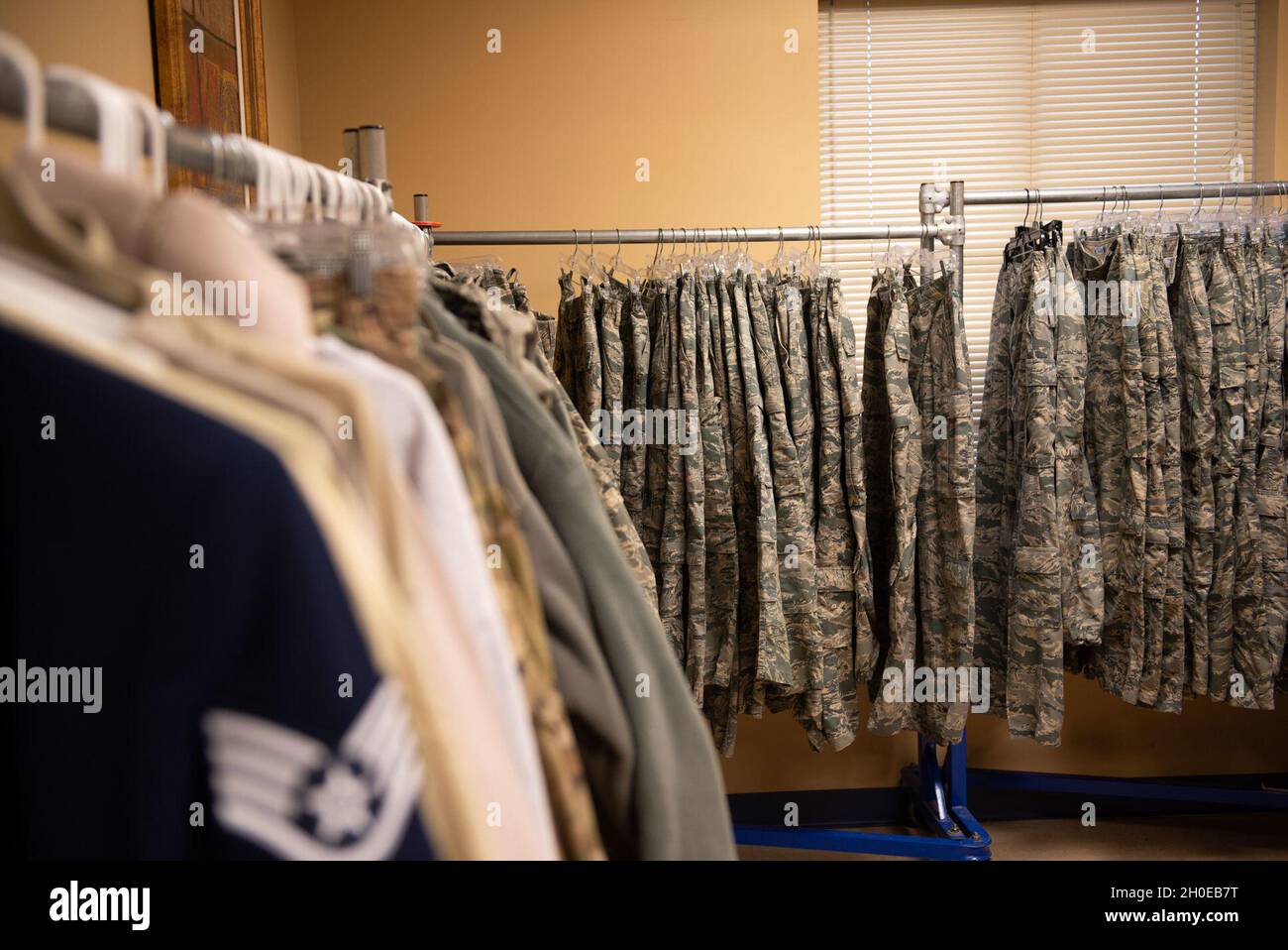 Der Airman’s Attic bietet eine große Vielfalt an Uniformstücken, was ihn zu einer großartigen Ressource für alle Militärzweige auf der Joint Base Langley-Eustis macht. Die US-Tarnuniformen oder OCPs sind der meistgefragte Gegenstand des Attikers. Stockfoto
