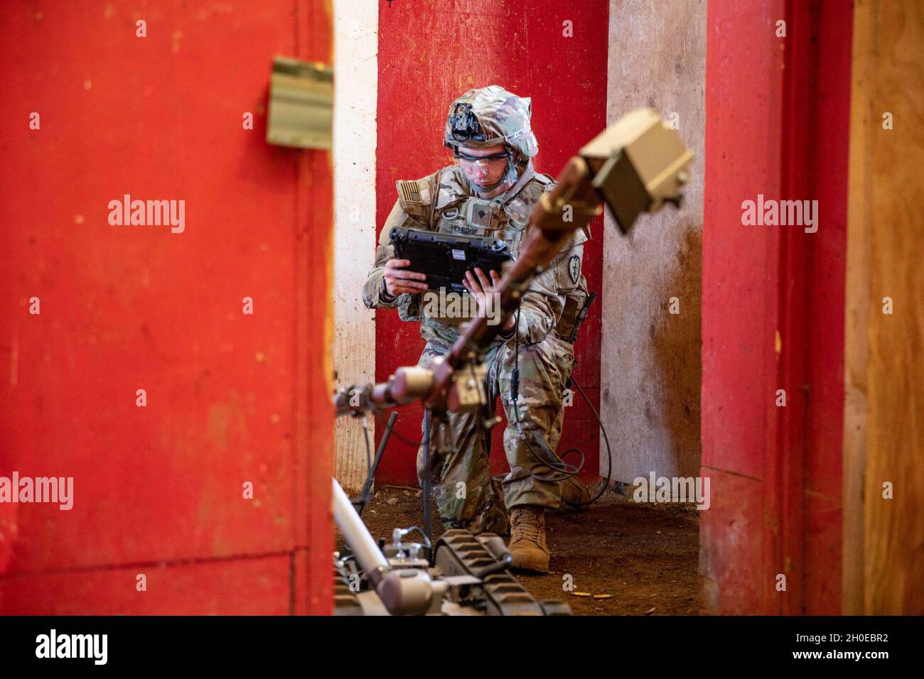 Soldaten, die Charlie Company, 2. Bataillon, 35. Infanterie-Regiment, 3. Infanterie-Brigade Kampfteam, Die 25th Infantry Division führt in Verbindung mit dem First Look 110 und dem PackBot 510 eine Kampfübung 6 durch, um sich mit den Robotersystemen vertraut zu machen und sie im Rahmen der Modernisierungsbemühungen der Brigade in Schofield Barracks, Hawaii, am 10. Februar 2021 in städtische Szenarien einzubinden. Der First Look 110 und der PacBot 510 ermöglichen es Soldaten, Überwachungs- und Aufklärungsaufgaben, chemische, biologische, radiologische und nukleare (CBRN) Detektion, Bau und Route c durchzuführen Stockfoto