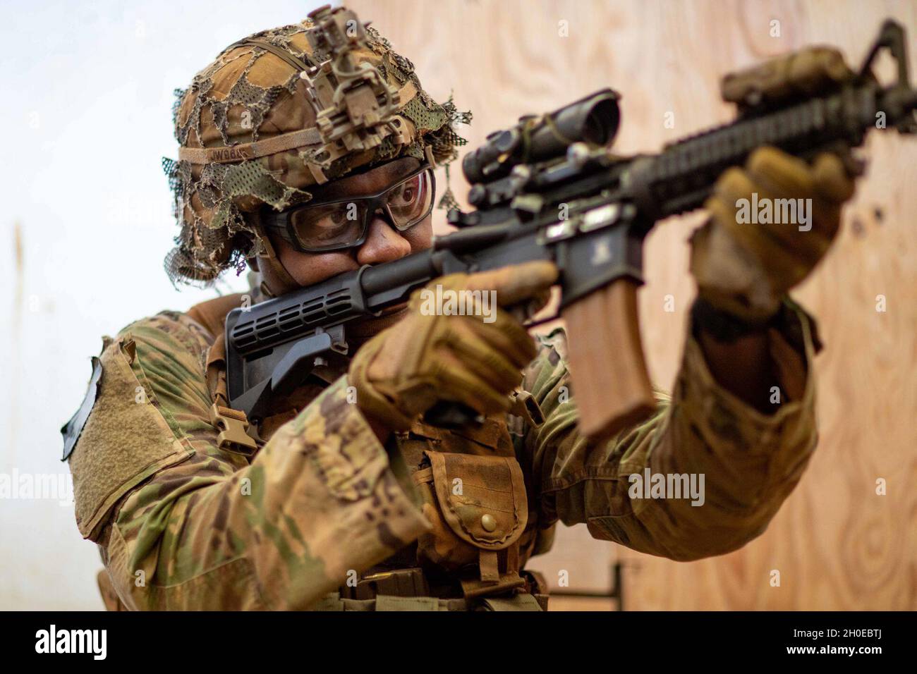 Soldaten, die Charlie Company, 2. Bataillon, 35. Infanterie-Regiment, 3. Infanterie-Brigade Kampfteam, Die 25th Infantry Division führt in Verbindung mit dem First Look 110 und dem PackBot 510 eine Kampfübung 6 durch, um sich mit den Robotersystemen vertraut zu machen und sie im Rahmen der Modernisierungsbemühungen der Brigade in Schofield Barracks, Hawaii, am 10. Februar 2021 in städtische Szenarien einzubinden. Der First Look 110 und der PacBot 510 ermöglichen es Soldaten, Überwachungs- und Aufklärungsaufgaben, chemische, biologische, radiologische und nukleare (CBRN) Detektion, Bau und Route c durchzuführen Stockfoto