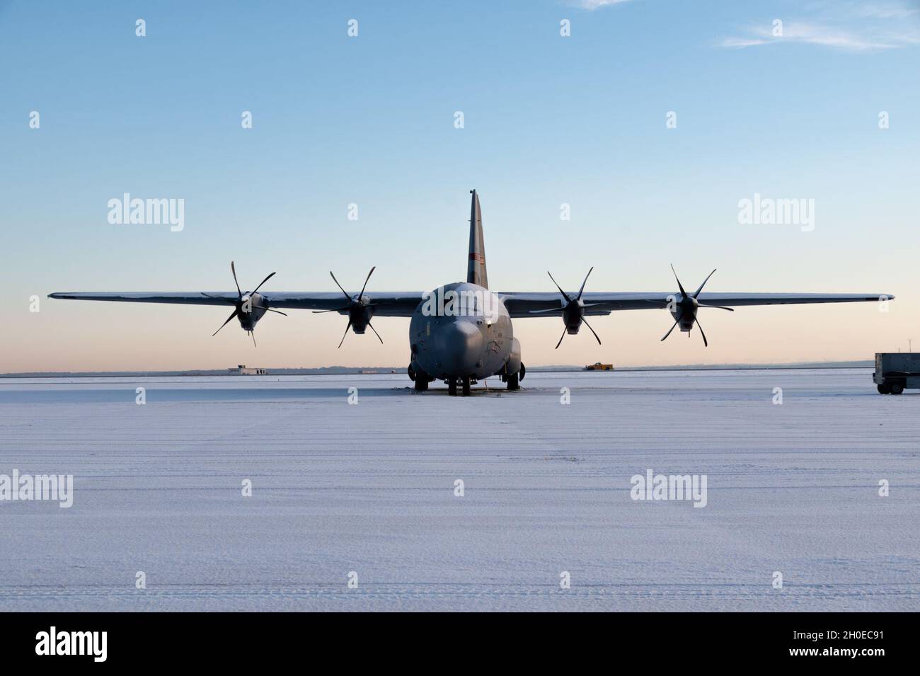 Ein schneebedeckter C130J Super Hercules wird auf der Fluglinie geparkt und wartet auf Schneeräumung und Enteisung, 10. Februar 2021, auf der Quonset Air National Guard Base, North Kingstown, R.I. Der 143 AW erhielt im Dezember 2001 seinen ersten C-130J Super Hercules und erhielt als erster der Luftwaffe die 'Stretch'-Version des 'J'-Modells. Stockfoto