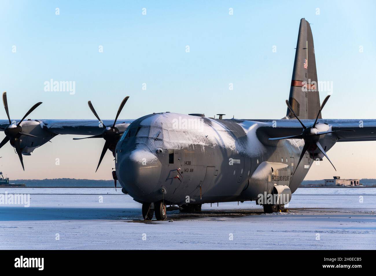 Ein schneebedeckter C130J Super Hercules wird auf der Fluglinie geparkt und wartet auf Schneeräumung und Enteisung, 10. Februar 2021, auf der Quonset Air National Guard Base, North Kingstown, R.I. Der 143 AW erhielt im Dezember 2001 seinen ersten C-130J Super Hercules und erhielt als erster der Luftwaffe die 'Stretch'-Version des 'J'-Modells. Stockfoto