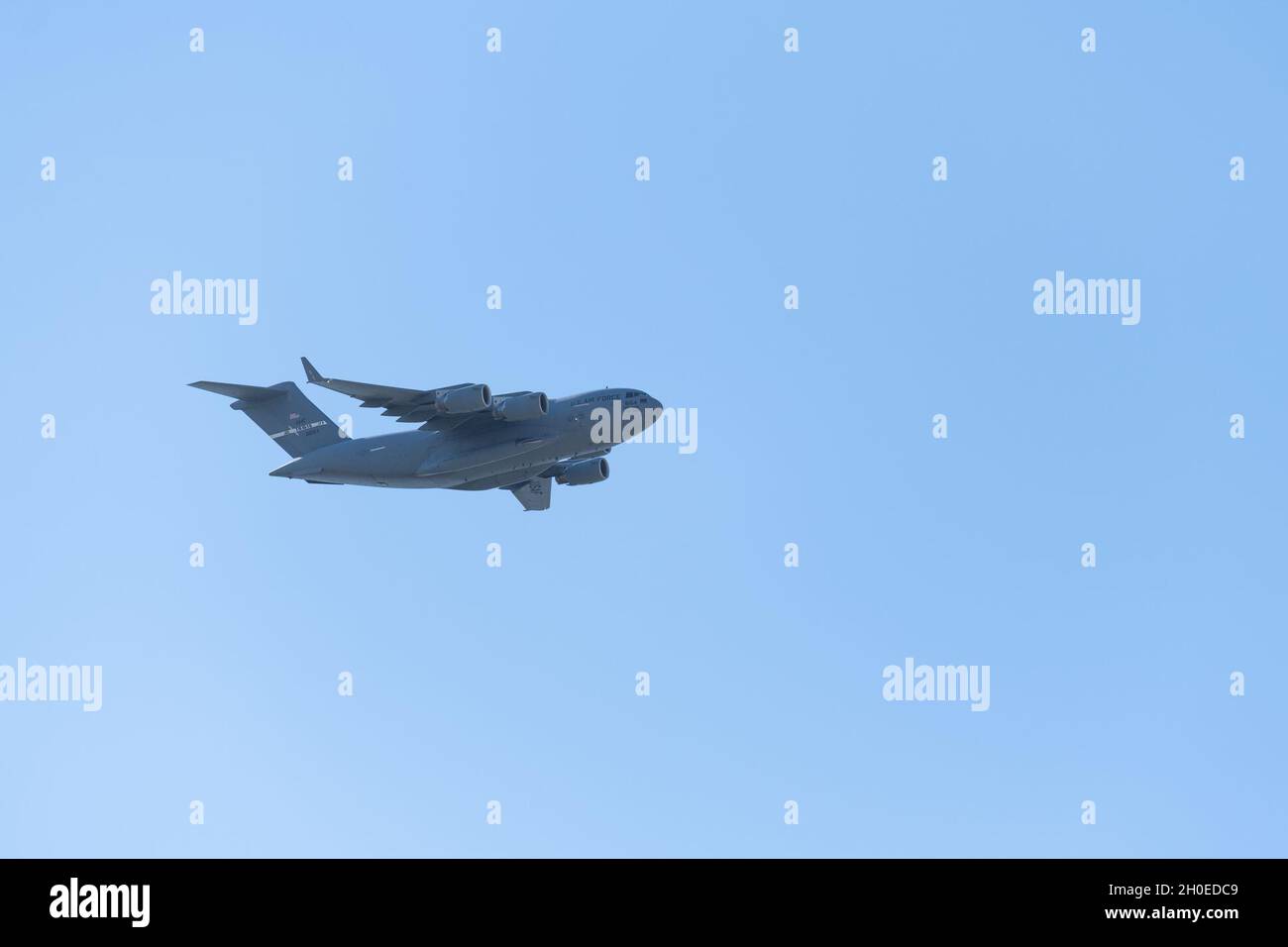 Ein C-17 Globemaster III fliegt über den Travis Air Force Base, Kalifornien, 10. Februar 2021. Das Flugzeug wird von einer dreiköpfigen Besatzung betrieben – einem Piloten, einem Co-Piloten und einem Laderaum, was den Personalbedarf, die Risikoaussetzung und die langfristigen Betriebskosten reduziert. Stockfoto