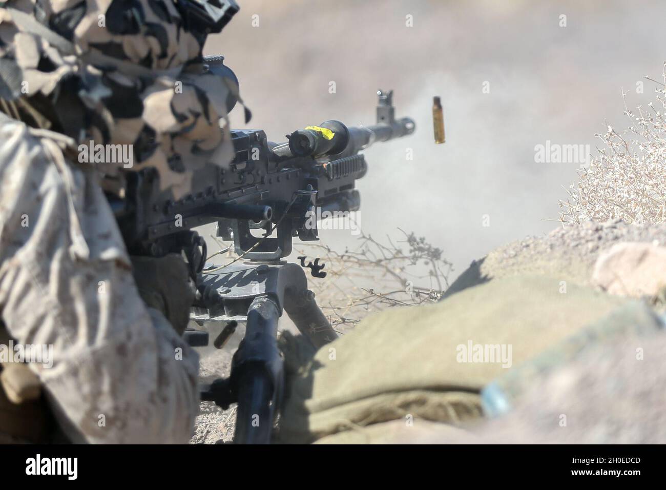 Eine US-Marine mit dem 2. Bataillon, dem 3. Marine-Regiment, der 3. Marine-Division, feuert ein mittelschweres Allzweck-Maschinengewehr M240B zur Unterstützung des Bataillon Distributed Operations Course on Marine Corps Air-Ground Combat Center, Twentynine Palms, Kalifornien, 9. Februar 2021. Das Training ist Teil der Integrated Training Exercise (ITX) 2-21, einer kombinierten Rüstungsübung, die zur Herstellung kampftauglicher Kräfte dient, die als integrierte Marine Air-Ground Task Force arbeiten können. Stockfoto