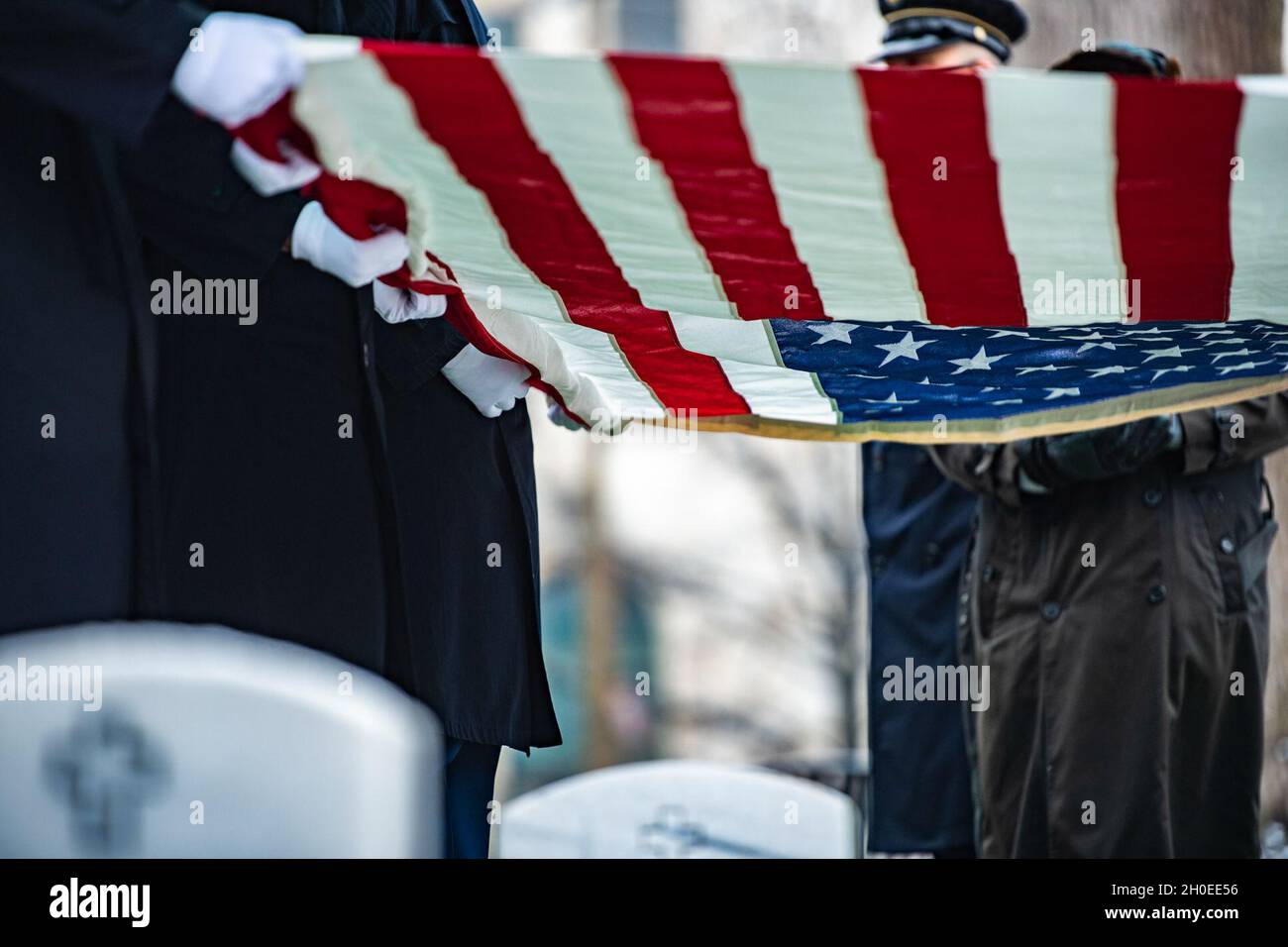 Soldaten des 3d-US-Infanterie-Regiments (The Old Guard) und ein Bugler der U.S. Army Band, „Pershing’s Own“, führen modifizierte militärische Begräbniszeremonie für die U.S. Army Air Forces Pvt durch. Miriam Rivkin in Sektion Q des US Soldiers’ and Airmen’s Home National Cemetery, Washington, D.C., 11. Februar 2021. Rivkin trat 1943 dem Frauenhilfsluftkorps bei und diente während des Zweiten Weltkriegs zwei Jahre lang. Sie war eine der einzigen Soldatinnen im China-Burma-Indien-Theater des Krieges und diente als Fotografin. Nach ihrem Ausstieg aus dem Dienst hatte Rivkin eine 50-jährige Karriere im New Yorker Modeanfalle Stockfoto