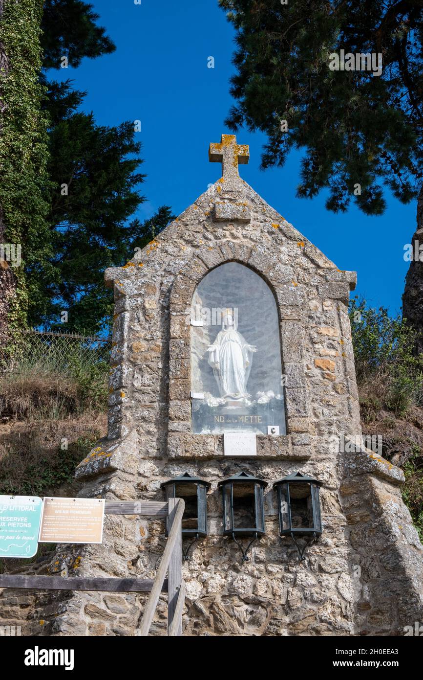 Le Minihic sur Rance (Bretagne, Nordwestfrankreich): Oratorium von Notre Dame de la Miette am Dock von La Landriais, am Ufer des Flusses Rance Stockfoto