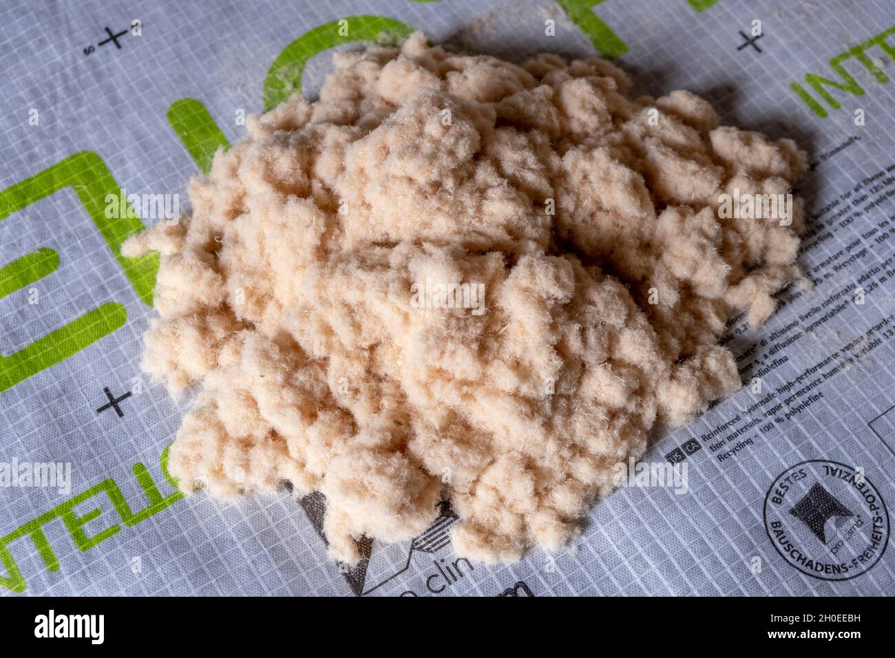 Lose Holzfaserwolle STEICO Zell ist ein ökologisches, atmungsaktives, anti-allergisches und umweltfreundliches Wärmedämmmaterial, das für in geeignet ist Stockfoto