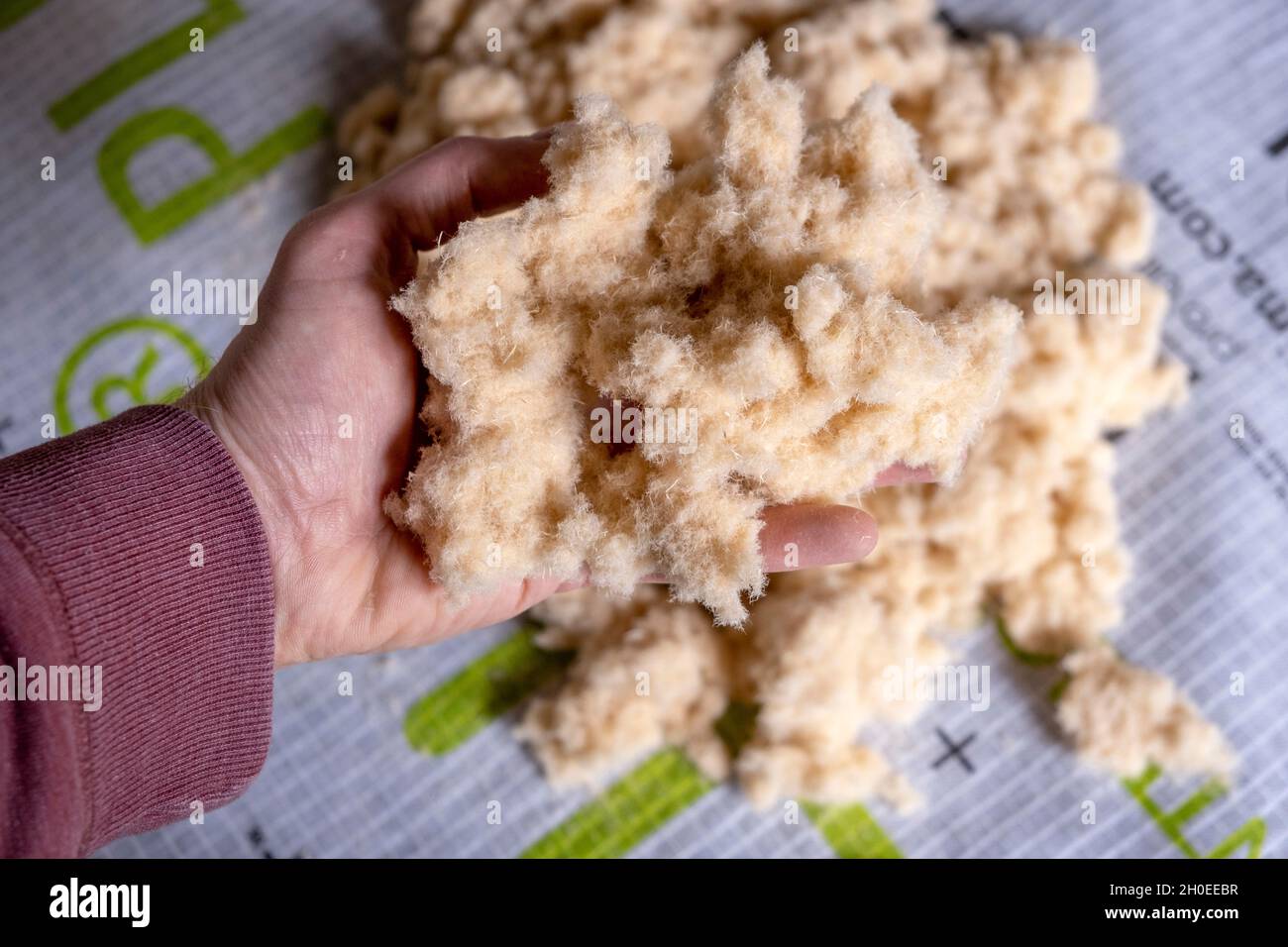 Lose Holzfaserwolle STEICO Zell ist ein ökologisches, atmungsaktives, anti-allergisches und umweltfreundliches Wärmedämmmaterial, das für in geeignet ist Stockfoto