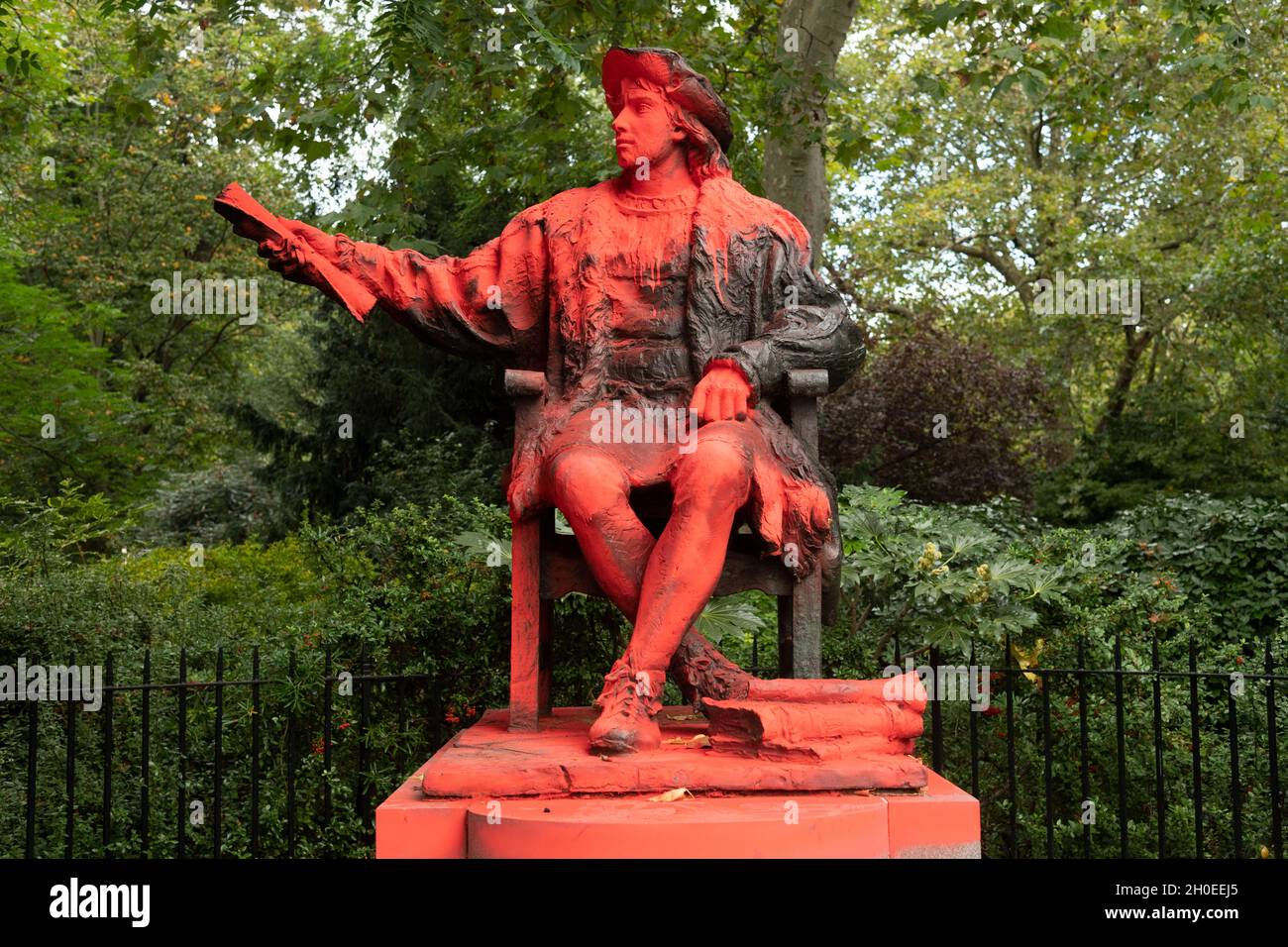 12/10/2021. London, Großbritannien. Extinction Rebellion Youth Solidarity Demonstranten haben die Christopher Columbus-Statue auf dem Belgravia-Platz entstellt. Die Aktion rief dazu auf, die Statue am Tag der indigenen Völker zu entfernen. Foto von Ray Tang. Stockfoto