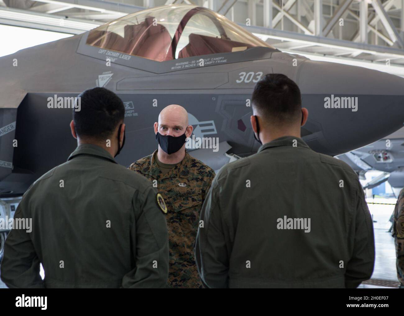 Der 19. Sergeant Major des Marine Corps Troy E. Black spricht mit Marine Fighter Attack Squadron 314 auf der Marine Corps Air Station Miramar, Kalifornien, 11. Februar 2021. Black sprach bei seinem Besuch bei MCAS Miramar mit den Marines über die Bedeutung ihrer Rolle in der Luftfahrt des Marine Corps. Stockfoto