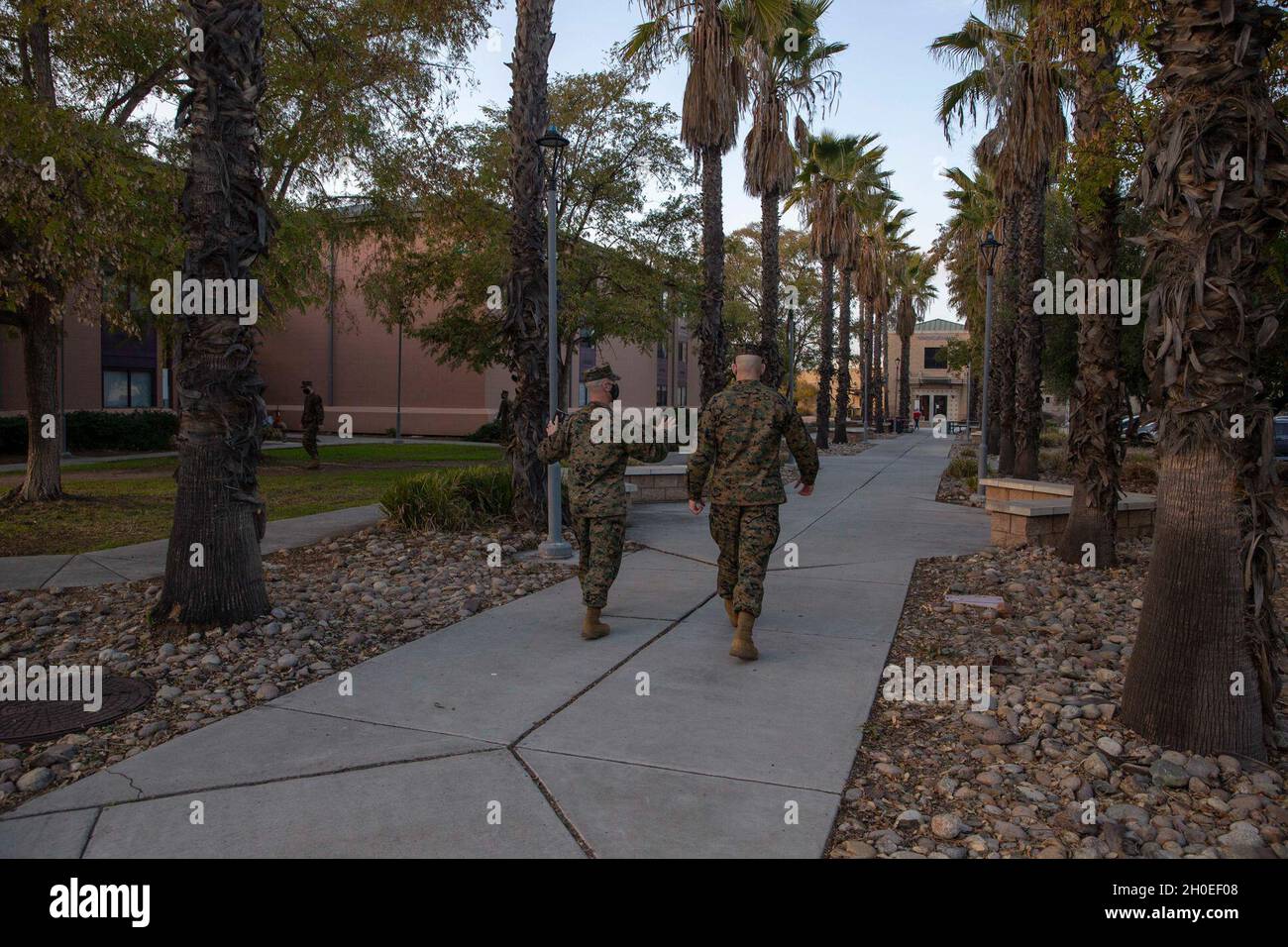 Der 19. Oberfeldwebel des Marine Corps, Sgt. Maj. Troy E. Black, führt durch die Kaserne der Marine Corps Air Station (MCAS) Miramar, San Diego, ca., 11. Februar 2021. Der Hauptfeldwebel des Marine Corps führte den Besuch durch, um die Bemühungen zur Erneuerung des Wohnungsbaus für einzelne Marineinfanteristen zu überprüfen, die bei MCAS Miramar stationiert sind. Marine Aircraft Group 11 generiert, begibt sich und integriert relevante, kampfbereite Luftstreitkräfte, die Offensive Air Support, Anti-Aircraft Warfare, Assault Support, Aerial Reconnaissance und Terminal Area Control von Flugzeugen bereitstellen können. Stockfoto