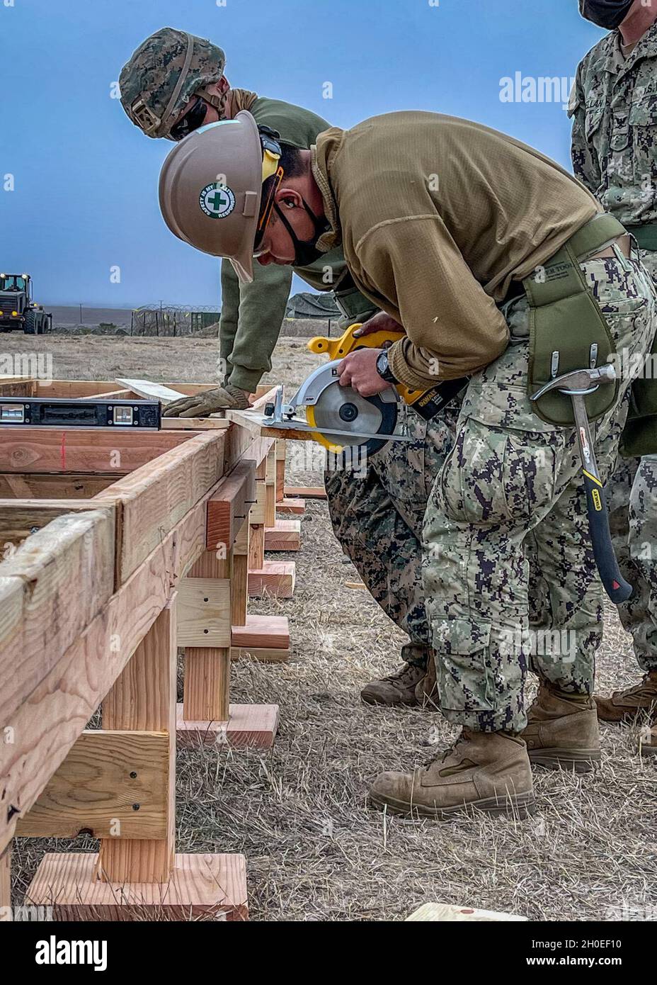 San Clemente Island - Seabees der pazifischen Flotte vom Marinemobilbaubataillon FÜNF (NMCB 5) mit einer Anlage von Marines des 7. Ingenieursunterstützungsbataillons (7. ESB), Bühnenbaumaterialien, Betonlastwagen, Und mobile Betonchargenanlagen, die über die Flottenlogistikverbindungen USS Pearl Harbor (LSD-52) und Landungsfahrzeuge der Assault Craft Unit ONE (ACU-1) auf die Insel geliefert wurden. In den kommenden Wochen wird das Team von Seabees und Marines Expeditionary Advanced Basen (EAB) und Advanced Naval Basen (ANB) als Teil der Übung WENDEPUNKT bauen. WENDEPUNKT ist ein großer Kampf Stockfoto