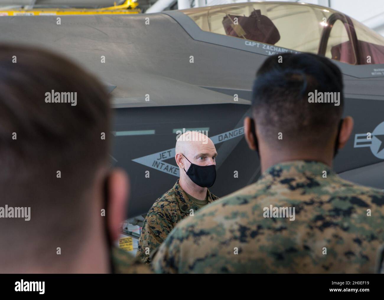 Der 19. Sergeant Major des Marine Corps Troy E. Black spricht mit Marine Fighter Attack Squadron 314 auf der Marine Corps Air Station Miramar, Kalifornien, 11. Februar 2021. Black sprach bei seinem Besuch bei MCAS Miramar mit den Marines über die Bedeutung ihrer Rolle in der Luftfahrt des Marine Corps. Stockfoto