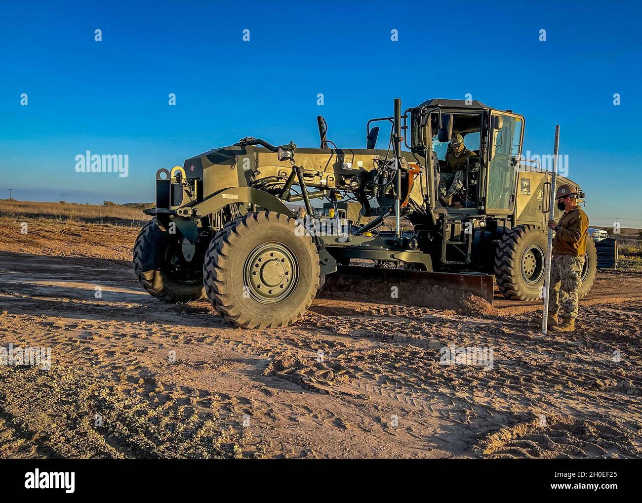 San Clemente Island - Seabees der pazifischen Flotte vom Marinemobilbaubataillon FÜNF (NMCB 5) mit einer Anlage von Marines des 7. Ingenieursunterstützungsbataillons (7. ESB), Bühnenbaumaterialien, Betonlastwagen, Und mobile Betonchargenanlagen, die über die Flottenlogistikverbindungen USS Pearl Harbor (LSD-52) und Landungsfahrzeuge der Assault Craft Unit ONE (ACU-1) auf die Insel geliefert wurden. In den kommenden Wochen wird das Team von Seabees und Marines Expeditionary Advanced Basen (EAB) und Advanced Naval Basen (ANB) als Teil der Übung WENDEPUNKT bauen. WENDEPUNKT ist ein großer Kampf Stockfoto