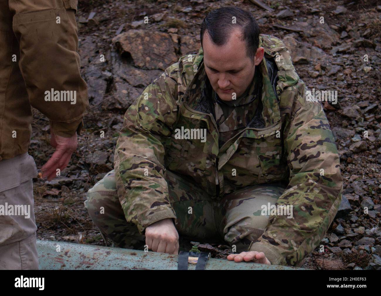 Sgt. Mark Henderson, ein Soldat der 702. Ordnance Company, die dem EOD-Team für das Regionalkommando Ost der Kosovo Force angeschlossen ist, hilft bei der Sicherung eines Sprengstoffdetonators während eines Minenerfassungstages im Kosovo Range außerhalb von Dakovica/Gjakovë, Kosovo, am 11. Februar 2021. Das RC-E EOD-Team unterstützt die NATO-geführte KFOR, um ein sicheres Umfeld für alle Menschen im Kosovo zu gewährleisten. Stockfoto