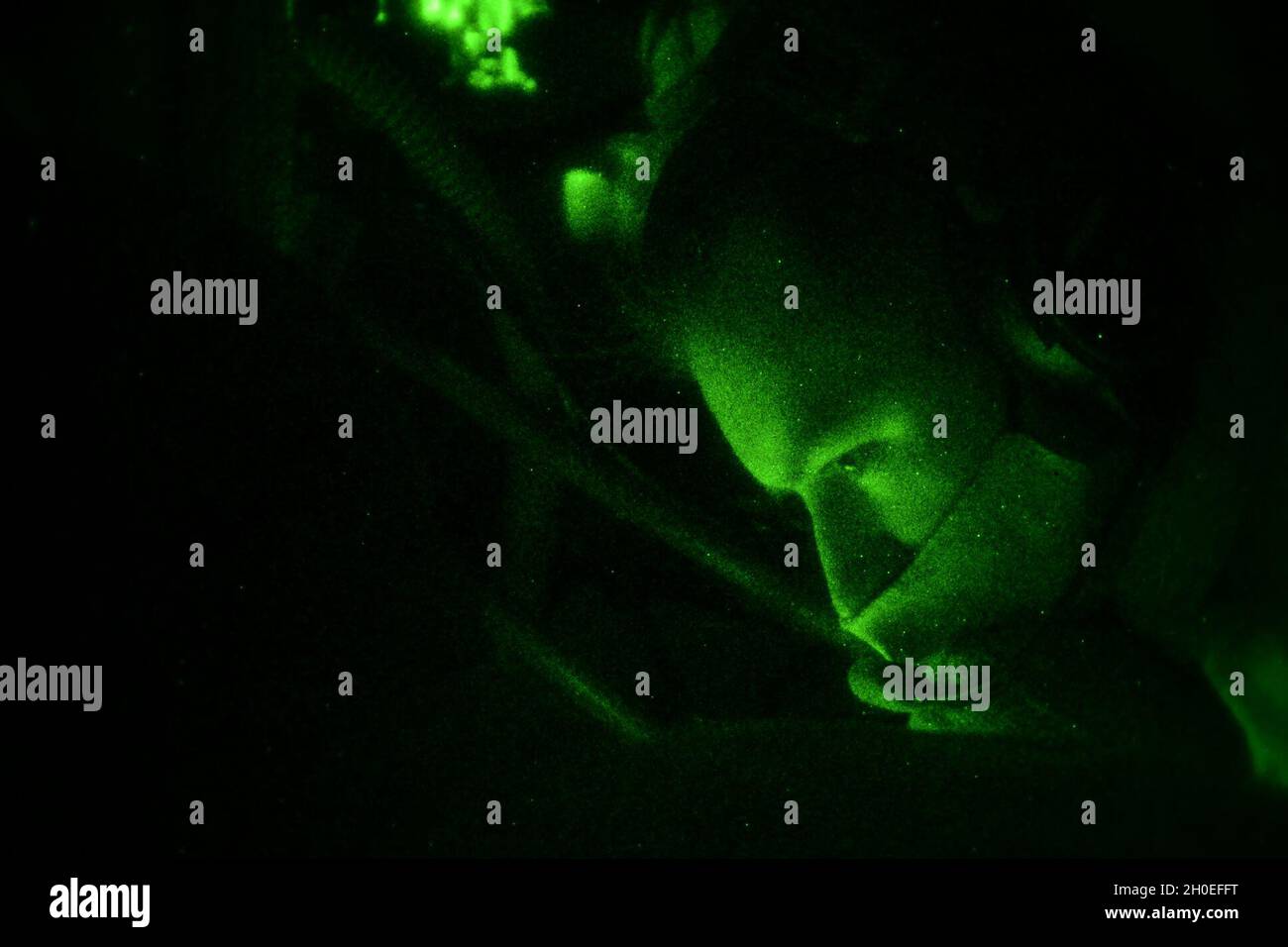 Technische Abteilung der US-Luftwaffe James Shaffer, 384. Air Betanking Squadron Boom Operator, beobachtet das Betanken eines HC-130J Combat King II über Arizona am 11. Februar 2021. Luftwaffenstützpunkt Fairchild Air Force Base, Washington und Luftwaffenstützpunkt Davis-Monthan führten nächtliche Luftbetankungstrainings durch. Stockfoto