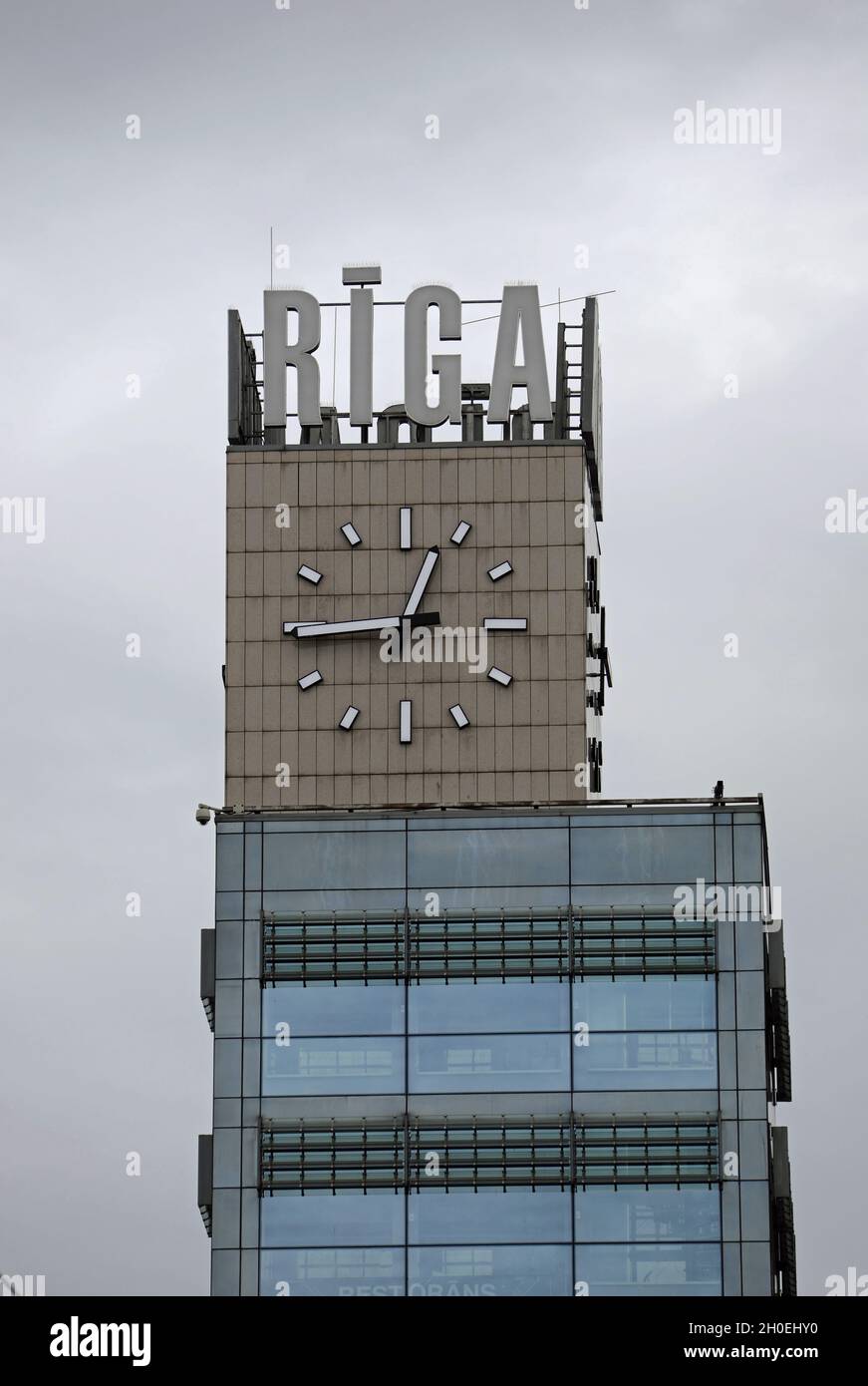 Uhrenturm des Hauptbahnhofs in der Stadt Riga Stockfoto