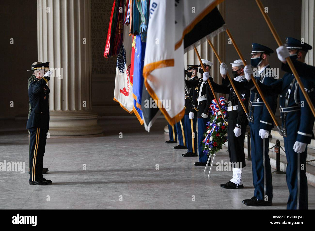 General Omar J. Jones, IV., Kommandant des Hauptquartiers der Joint Force und der National Capital Region, grüßt nach der Kranzniederlegung zu Ehren von Präsident Lincoln am Lincoln Memorial in Washington, D.C., 12. Februar 2021. Stockfoto