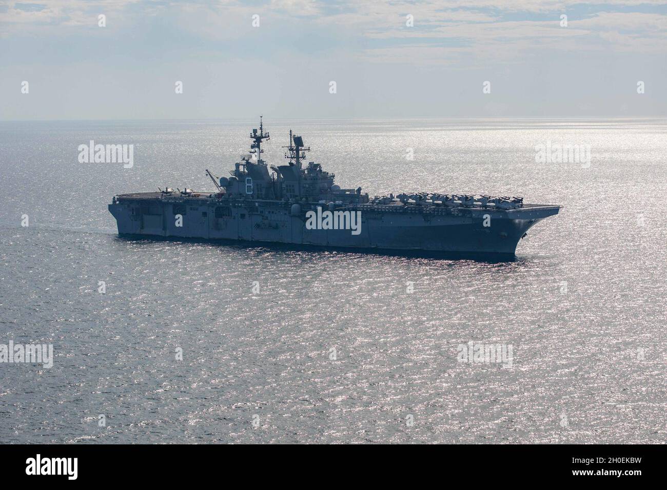 ARABISCHES MEER (Feb 13, 2021) – das amphibische Angriffsschiff USS Makin Island (LHD 8) durchfährt das Arabische Meer. Die Makin Island Amphibious Ready Group und die 15. Marine Expeditionary Unit werden in das Einsatzgebiet der 5. US-Flotte eingesetzt, um Marineinoperationen zu unterstützen, um die maritime Stabilität und Sicherheit in der Zentralregion zu gewährleisten, Verbindung des Mittelmeers mit dem Pazifik durch den westlichen Indischen Ozean und drei strategische Engpässe. Stockfoto