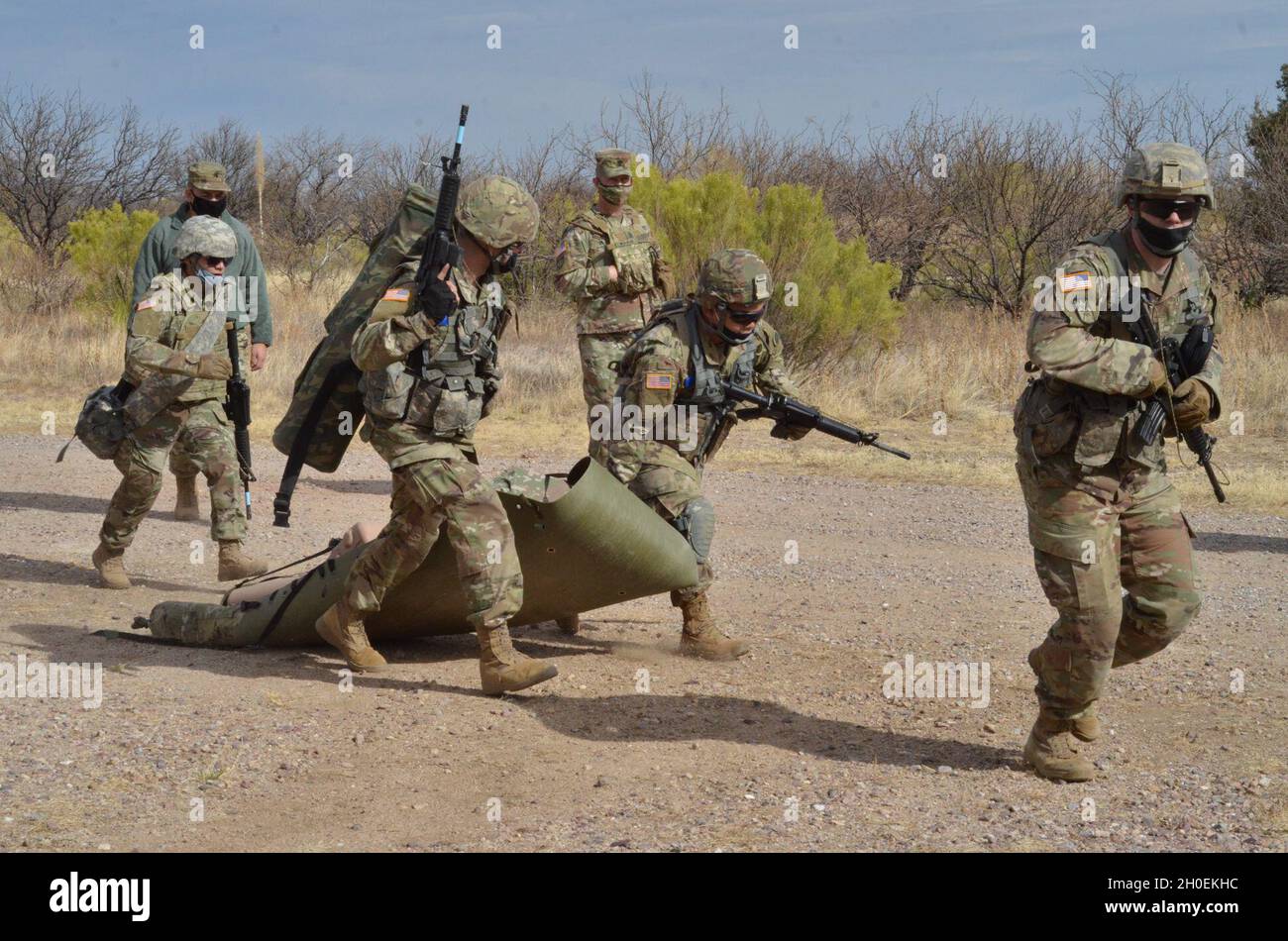 Die Teilnehmer der Best Warrior Competitions absolvieren Teamwork-orientierte Szenarien, um Army Warrior-Aufgaben (AWTS) und Übungen zu testen. Die 653. Regionale Unterstützungsgruppe (RSG) und die 77. Quartermaster Group (QM GRP) veranstalteten 11 vom 14. Bis 2021. Februar einen gemeinsamen BWC in Fort Huachuca, Arizona. Der BWC ist ein jährliches Ereignis, bei dem die Fähigkeiten der einzelnen Soldaten, die geistige Agilität und die technischen und taktischen Fähigkeiten getestet werden ( Stockfoto