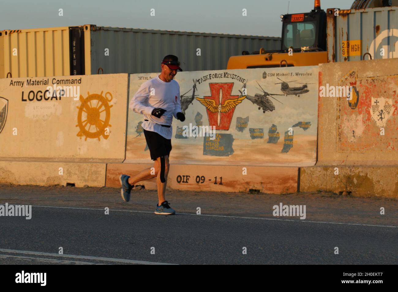 1. Sgt. Der US-Armee Gregory Chuhran, Senior enlisted Leader of Headquarters and Headquarters Company, 2-104. General Support Aviation Bataillon, 28. Expeditionary Combat Aviation Brigade, läuft während des Task Force Anvil Marathon. Etwa 120 Soldaten rasten in Erinnerung an Michael J. Novosel, Sr., ein gebürtiger Etna, Pennsylvania, der über 40 Jahre als Armeeflieger diente und die Ehrenmedaille für die Rettung von 29 Soldaten während des Vietnamkrieges erhielt. Stockfoto