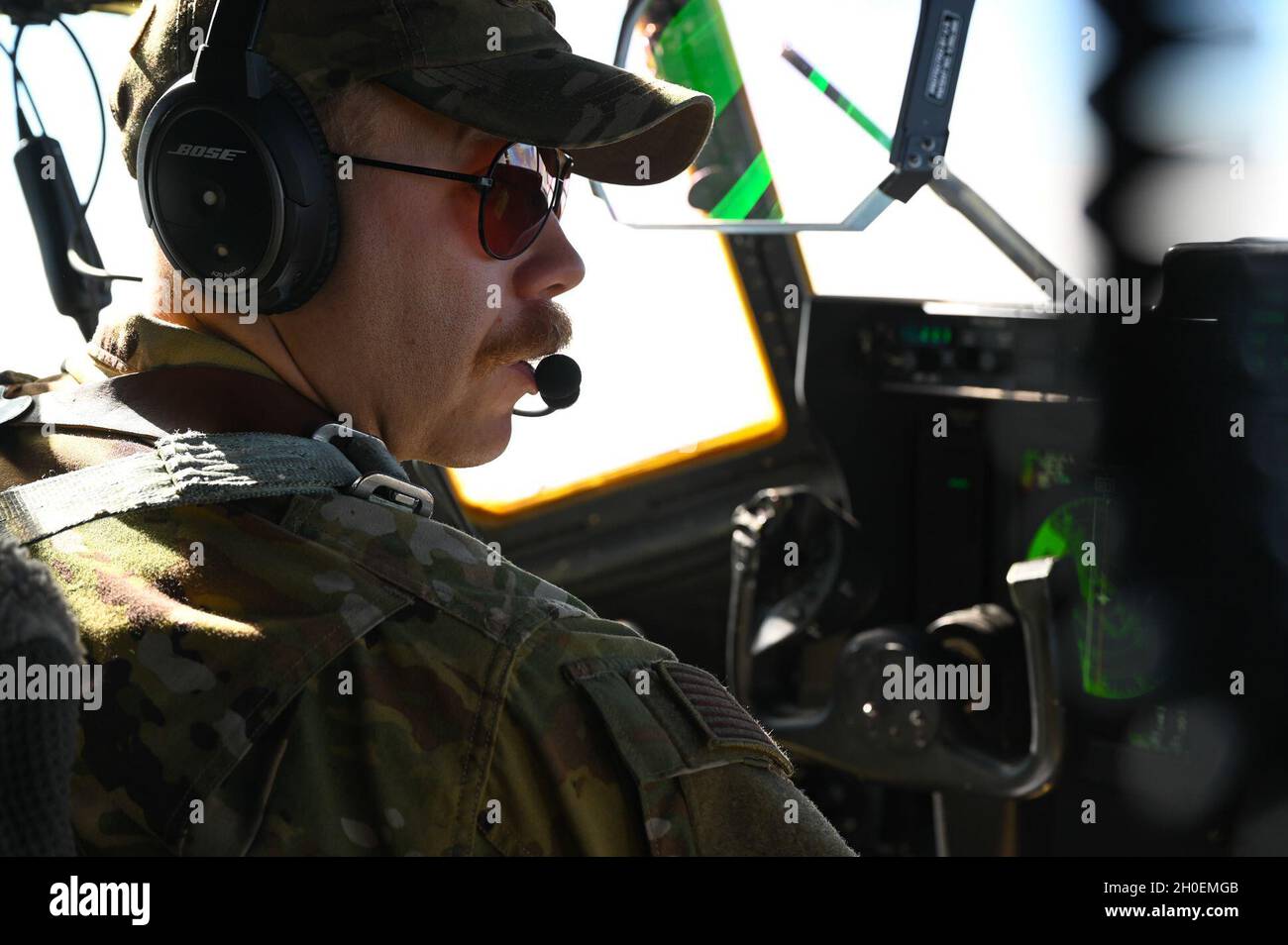 Der Kapitän der US-Luftwaffe Zach Palisch, C-130J Super Hercules Pilot, der dem 75. Expeditionary Airlift Squadron (EAS) zugewiesen wurde, fliegt am 15. Februar 2021 über Ostafrika. Die 75. EAS ist der einzige Anbieter taktischer Luftlift-Fähigkeiten für den gemeinsamen Zuständigkeitsbereich der Gemeinsamen Task Force Horn von Afrika. Stockfoto