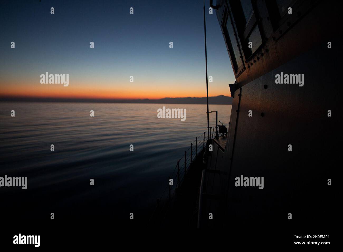 210215-A-BD272-0111 GOLF VON OMAN (FEB 15, 2021) – Patrol-Küstenschiff USS Chinook (PC 9) durchsetzt den Golf von Oman, 15. Februar. Chinook wird im Einsatzgebiet der 5. US-Flotte eingesetzt, um Marinestützpunkte zu unterstützen, um die maritime Stabilität und Sicherheit in der Zentralregion zu gewährleisten und das Mittelmeer und den Pazifik durch den westlichen Indischen Ozean und drei strategische Engpässe zu verbinden. Stockfoto