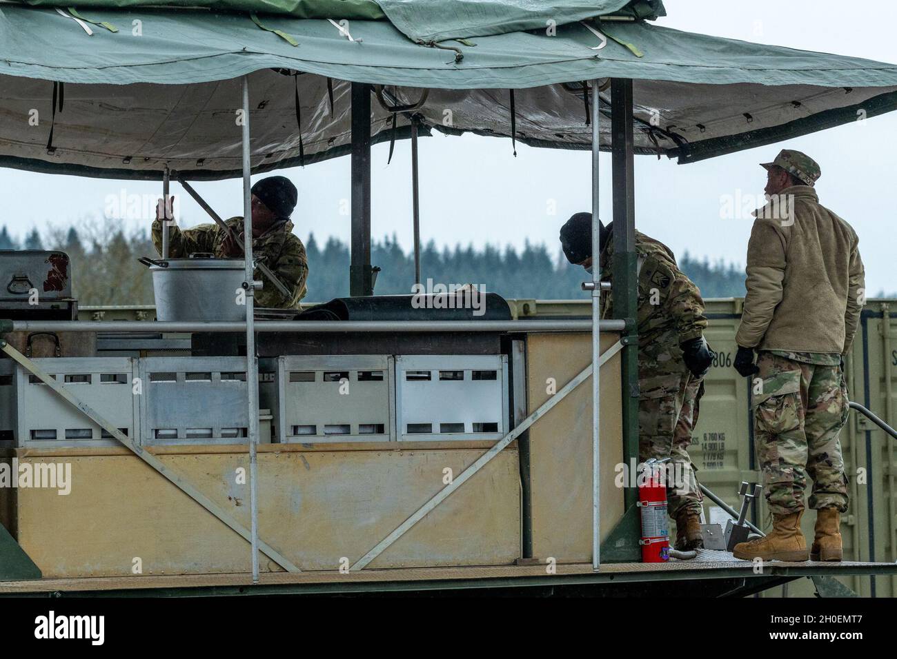 Soldaten der US-Armee, die der 16. Sustainment Brigade (16. STB) zugewiesen wurden, haben eine Feldküche zur Unterstützung der Schießübungen auf dem US-Militärflugplatz auf dem Manöver-Trainingsgelände, Baumholder, Deutschland, eingerichtet 15. Februar 2021. Stockfoto