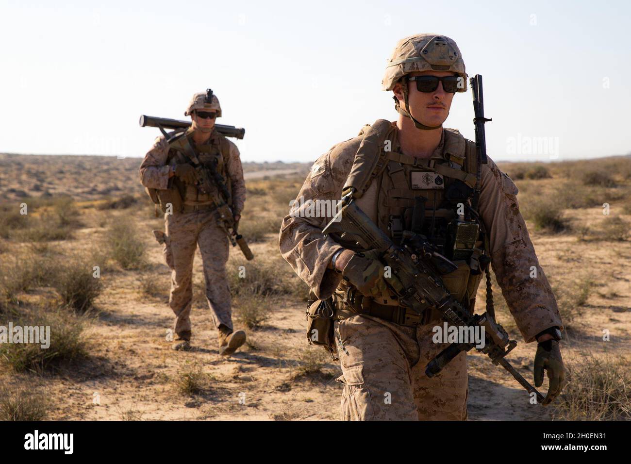 US Marine Corps Staff Sgt. Joel Farish, rechts, ein Zuggeant mit Bravo Company, Battalion Landing Team 1/4, 15. Marine Expeditionary Unit, führt eine taktische Patrouille während einer amphibischen Kampfprobe im Theater, 15. Februar 2021. Die Makin Island Amphibious Ready Group und die 15. MEU stellen nummerierten Flotten- und Kampfkommandanten ein reaktionsfähiges, flexibles und vorausschauend bereitgestelltes Vermögen zur Verfügung, das in der Lage ist, die Seekraftprojektion, Notfallmaßnahmen und Krisenreaktion durchzuführen. Stockfoto