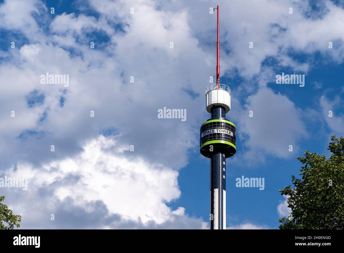 St. Paul, Minnesota - 30. August 2021: Die Space Tower Ride Nadel auf der Minnesota State Fair Stockfoto