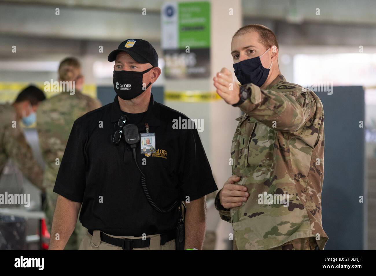 US Army 1st LT. Michael Johnson aus Norfolk, Virginia, eine medizinische OP-Krankenschwester vom Tripler Army Medical Center, diskutiert Impfverfahren mit George Washburn, einem staatlichen Partner des California Office of Emergency Services an der California State University, Los Angeles, 16. Februar 2021. Soldaten zugewiesen 1. SBCT, 4. Inf. Div. Wird von Fort Carson, Colorado, zur Unterstützung der fortgesetzten COVID-Reaktionsoperationen des Verteidigungsministeriums eingesetzt. Das U.S. Northern Command ist über die U.S. Army North weiterhin bestrebt, dem Emerg der US-Streitkräfte weiterhin flexible Unterstützung durch das Verteidigungsministerium zu leisten Stockfoto