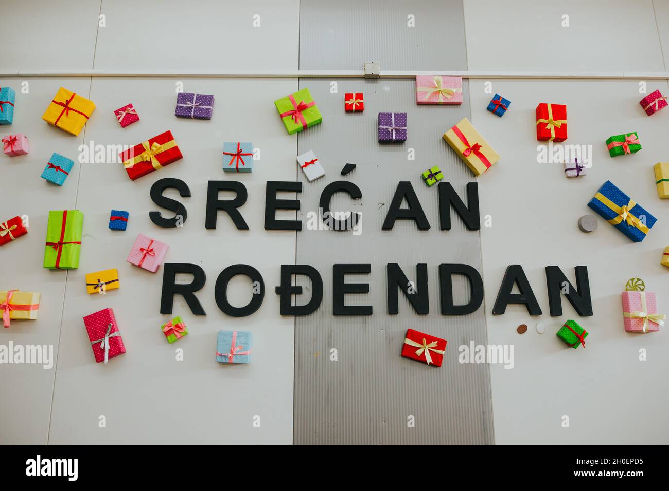 BRCKO, BOSNIEN UND HERZEGOWINA - 18. Sep 2021: Happy Birthday sign in bosnischer, kroatischer, serbischer Sprache. Stockfoto