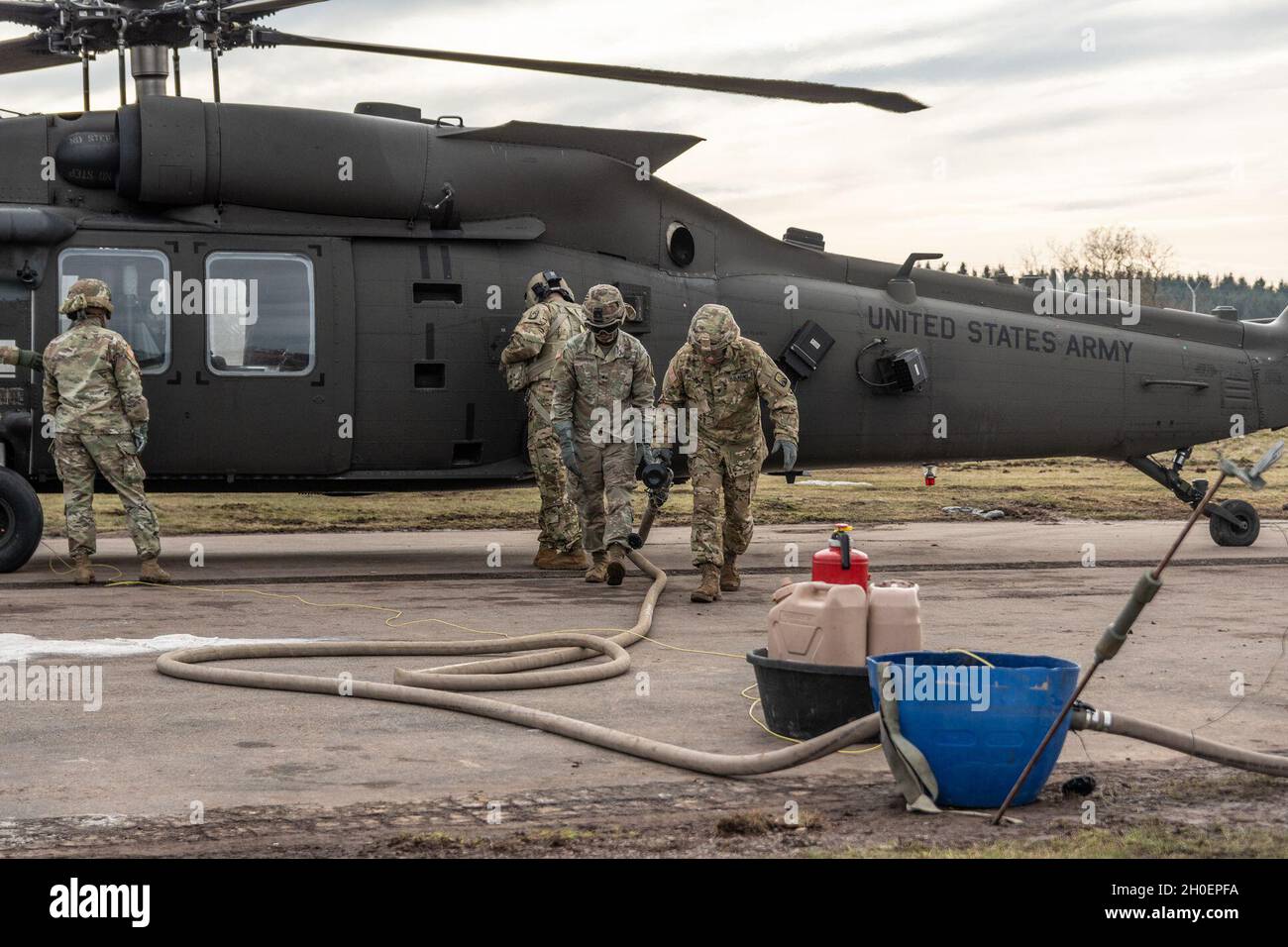 Ein UH-60-Hubschrauber der 12. Combat Aviation Brigade (12. CAB), der auf dem Flugplatz der US-Armee auf dem Manöver Training Area, Baumholder, Deutschland, am 16. Februar 2021 betankt. Stockfoto