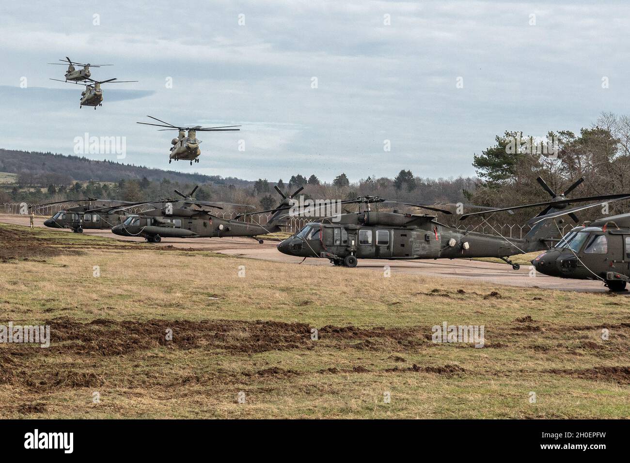 CH-47 Chinook Hubschrauber, betrieben vom 1. Bataillon, 214. Aviation Regiment, 12. Combat Aviation Brigade (12. CAB), landen auf dem Manöver Training Area, Baumholder, Deutschland 16. Februar 2021. Stockfoto