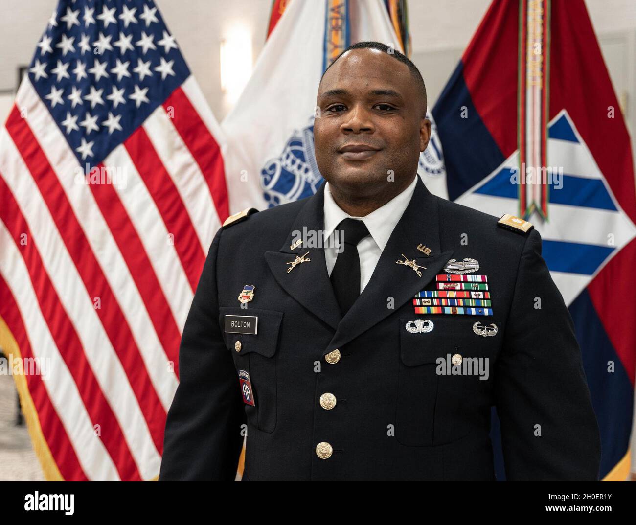 LT. Col. George Bolton Jr., Kommandant des 2. Bataillons, 69. Panzerregiment, 2. Panzerbrigade-Kampfteam, 3. Infanterie-Division, posiert nach Abschluss seiner Ausführungen bei der Einhaltung des Black History Month der Division im Club Stewart , Fort Stewart, Georgia, am 17. Februar 2021. Jedes Jahr im Februar ehrt die Spartan Brigade gemeinsam mit dem Rest der Nation die bemerkenswerten Leistungen afroamerikanischer Männer und Frauen. Stockfoto