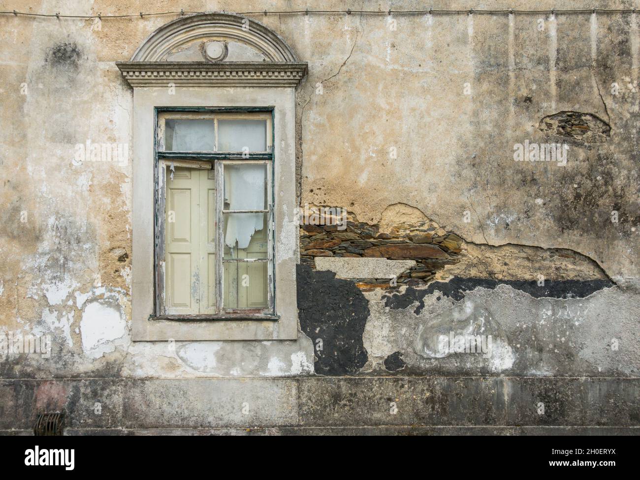Verlassene baufällige Haus in Portugal. Stockfoto