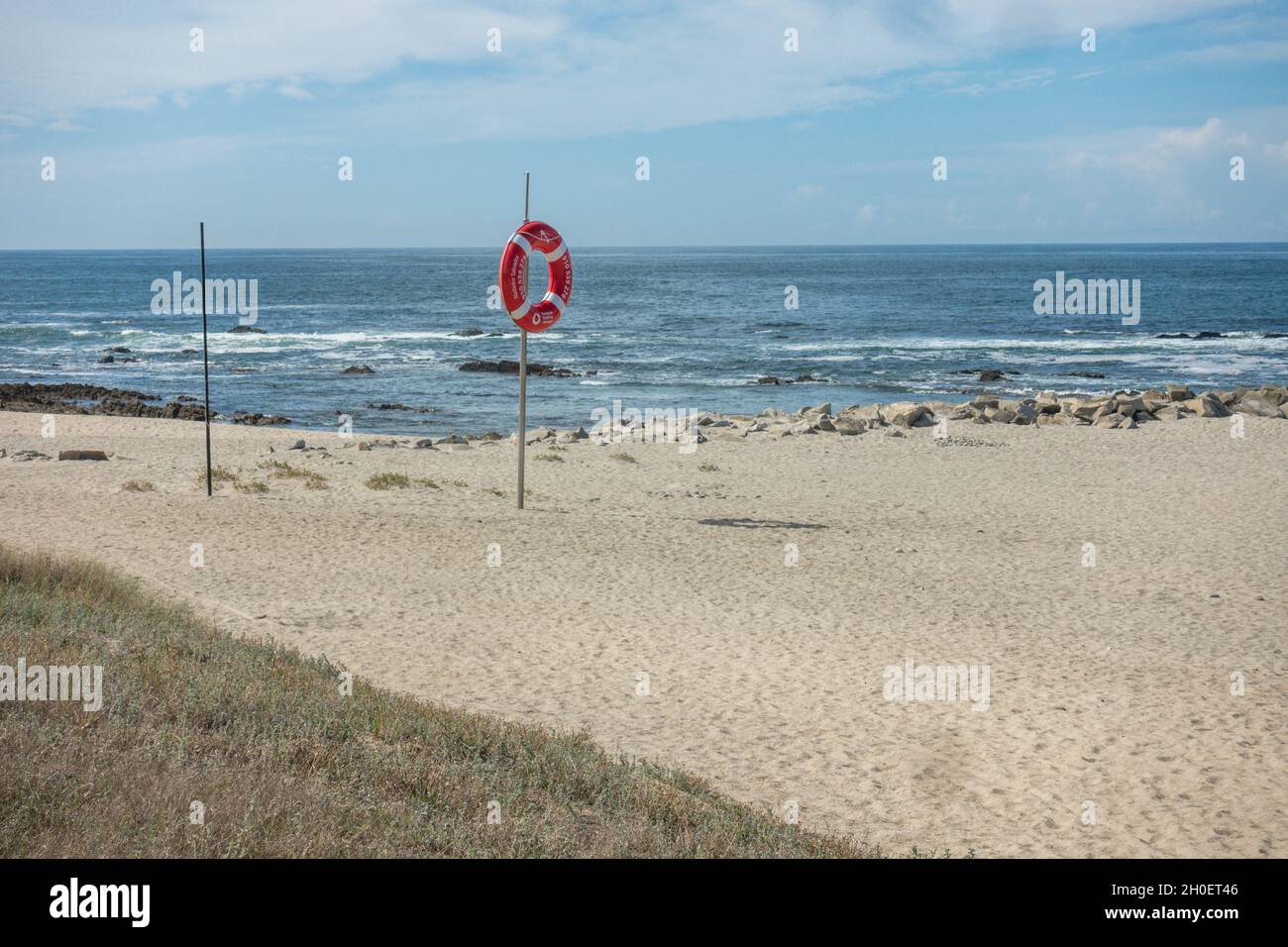 Rettungsschwimmer, der an einem Pfahl in der Nähe eines portugiesischen Strandes, Portugal, hängt Stockfoto