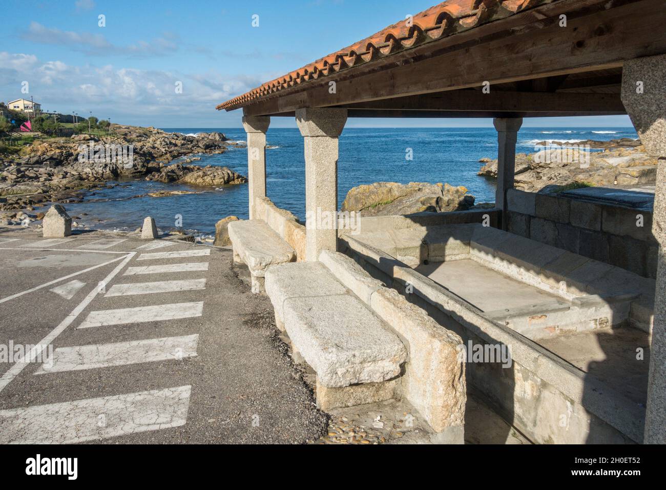 Öffentliches altes Lavoir, Waschhaus am Meer in A Guarda, Galizien, Spanien. Stockfoto